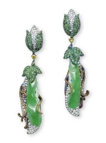 由亚洲珠宝设计师Wallace Chan(陈世英)精心打造的缅甸天然翡翠豆荚耳坠“豆蔻年华”(拍品编号1630，估价： 800,000-1,200,000港元／100,000-150,000美元).jpg