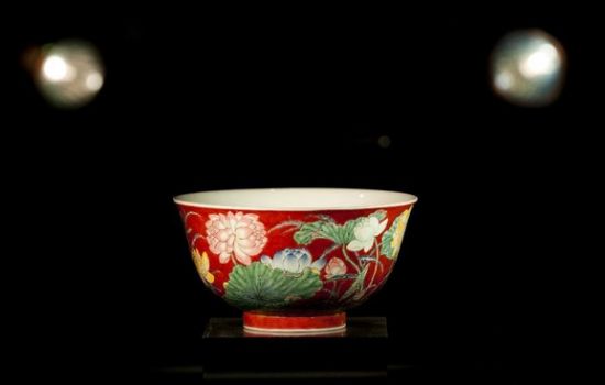 清康熙御制胭脂红地珐琅彩莲花图碗拍出7404万港元，刷新了康熙时期瓷器拍卖的记录