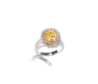 LOT4852 18K黄金镶嵌2.11克拉淡彩黄色钻石配钻石戒指 估价：RMB 80,000-150,000 