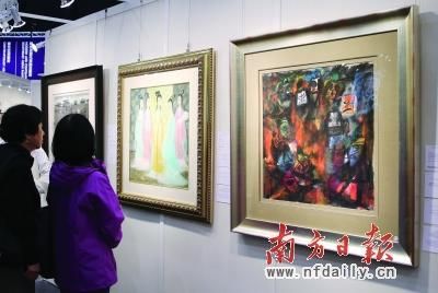 观众在香港苏富比2013春拍预展上观看林风眠的作品。右为其1984年画作《火烧赤壁》，以1860万港元成交。新华社记者 李鹏 摄