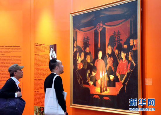 4月3日，观众在香港苏富比春拍预展上观看王沂东作品《闹房》，估价为1200-1600万港币。