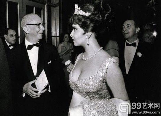 1963年，吉娜·劳洛勃丽吉达佩戴天然珍珠和钻石吊坠出席《时间》杂志40周年庆典活动。