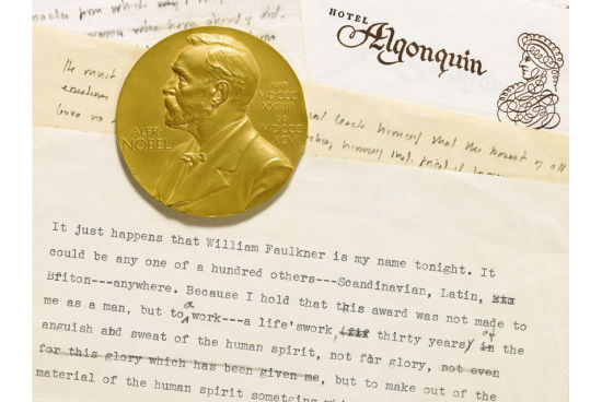 修正后的诺贝尔获奖感言手稿和打印稿，以及奖章和得奖信，与4张新闻图片。预计成交超过50万美元。