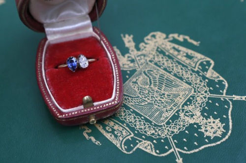 这枚戒指设计于18世纪，名为“你和我”。