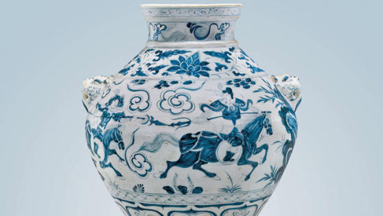 当地时间周日，在美国比弗利山庄，一件保存完好的14世纪中国瓷器拍出了130万美元。 I.M. Chait Gallery/Auctioneer 供图