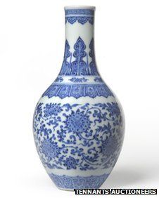 这件瓷瓶由一位匿名中国买家竞得。 图片</p>

<p>　　这件20厘米高、为中国皇帝制造的极为罕见的18世纪装饰品 ，在一个世纪前，被委托人的家族带到英国。</p>

<p>　　当地时间周五，一位匿名的香港买家通过电话竞价，以高出估价近100倍的价格，在坦南特(Tennants)拍卖行购得此件拍品。</p>

<p>　　坦南特的副董事奈杰尔·史密斯(Nigel Smith)表示，这件约1730年制成的青花瓷瓶，是为乾隆皇帝所制。它的委托人是一位住在牛津大学的学者。而拍卖行成功的所在，就是这件拍品很稀有独特，生产数量极少。史密斯补充：“这件瓷瓶是博物馆级别的作品，甚少出现在市场上。”</p>

<p>　　史密斯说，95万英镑的成交价让他很惊讶。“尽管这件拍品的估价很低，我们还是预计它能达到50万英镑。我们对这个拍卖结果很欣喜。虽然还未和委托人交流，但我想他也一定很高兴。”</p>

<p>　　此件瓷器曾属于弗朗西斯·斯特朗爵士(Francis Stronge)。他于1879年开始在伦敦外交部门供职，并于同年前往北京；1885年，他到上海的最高法院工作；1897年至1907年，他迁址中美洲生活。这件瓷瓶传到了他的孙子、也就是这位委托人手里。</p>

<p>　　拍卖行说，这位委托人像其他许多人一样，是在听说一件清雍正瓷器曾在坦南特拍出260万英镑后，将传家宝的图片寄到这里来的。</p>
<!-- publish_helper_end -->
                 

					<div class=