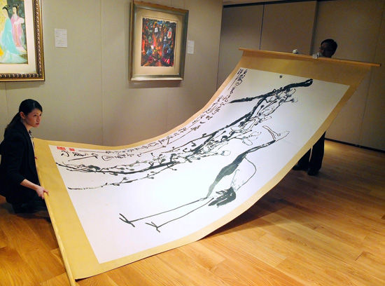   蘇富比专家于中国书画2013年春拍传媒预展上展示丁衍庸《白鹤高飞正待时》（估价：160万至220万港元）