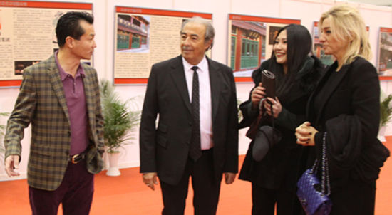 2012年12月7日，袁山开、高美斯、珠海收藏家陈潇灵和高美斯夫人薇罗妮卡（从左至右）在北京中国文物博览会