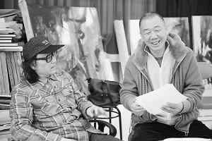 图:收藏家郭庆祥(右)与著名画家石齐一起研究绘画艺术。