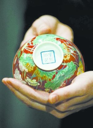 清康熙胭脂红珐琅彩碗现身苏富比成交价预计7000万港元
