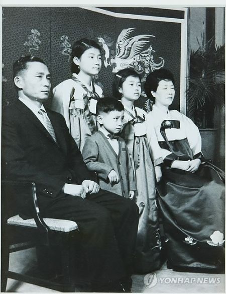朴槿惠（左二）和她的家人。