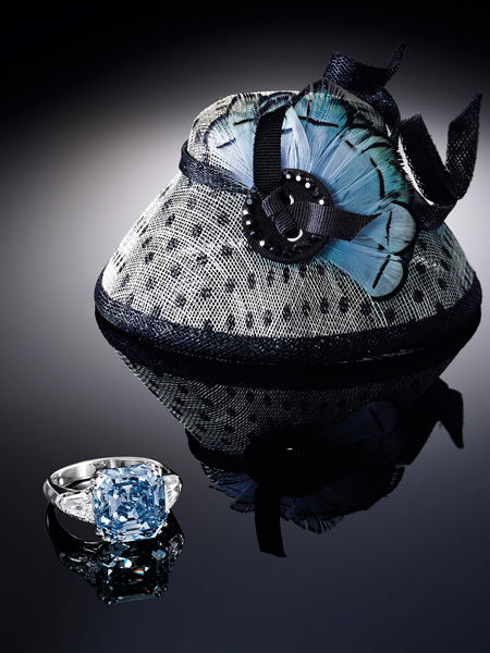 2012年4月于香港蘇富比以1272万美元成交的8.01卡拉方形鲜彩蓝钻镶钻指环