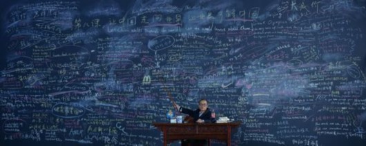 德国摄影家安德里亚斯·古尔斯基的作品《99美分II》在苏富比艺术品专场拍卖中以334.6万美元成交，创下了当时摄影作品拍卖价格全球新高。