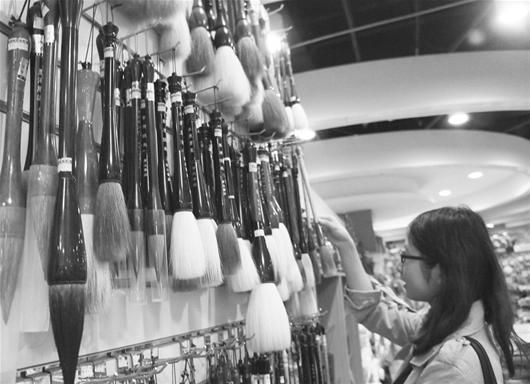 图为：一杆毛笔需要百道工序，有的更因材质稀少而昂贵