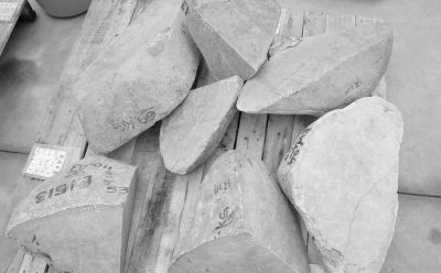 一块赌石一刀切下去，切出一块极品翡翠，业内估计价值约为150万元，这是记者近日在欧亚达徐东古玩城赌石店看到的一幕。