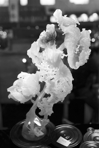 2011年11月25日，北京，2011中国国际珠宝展在国展举行。图为“天工奖”的银奖作品，翡翠材质的《留得残荷听雨声》。 CFP供图