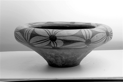图为仰韶文化的彩陶花瓣纹盆。 本组图片由深圳惠风中国古陶博物馆提供