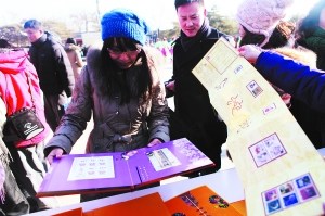 蛇年生肖邮品昨天在全市部分邮局正式销售。为了买到“蛇票”，不少集邮迷连夜排队。虽然昨天是上市首日，但“蛇票”身价已经开始出现暴涨势头。