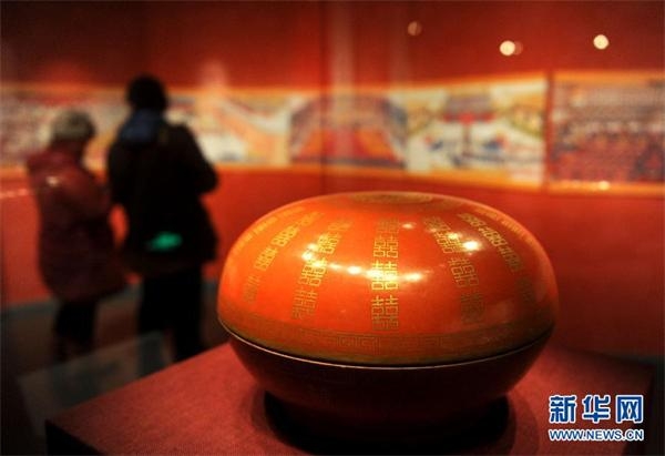 1月15日，清宫旧藏“燕喜同和”款矾红地金彩双“喜”字圆盒在首都博物馆展出。