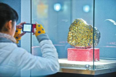 2013年1月19日，一场陨石展览吸引不少人前来观看。图为展览上的“镇店之宝”。