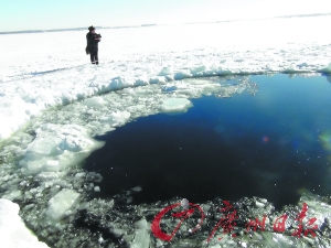 陨石在车里雅宾斯克湖冰面上砸出一个直径为8米的洞。