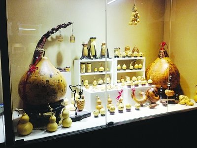 本报讯（记者李泽玲 通讯员林璐）近日，记者从徐东古玩城了解到，文玩葫芦成为收藏新宠。一个普通的葫芦身价可能高达上万元。