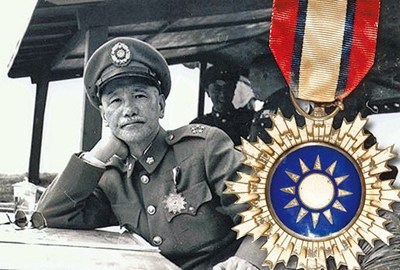 蒋介石生前经常佩戴“青天白日勋章”(右图)到各地巡视。 图片