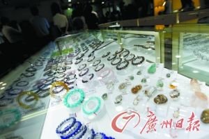 商场内摆卖的翡翠玉镯。 记者顾展旭 摄