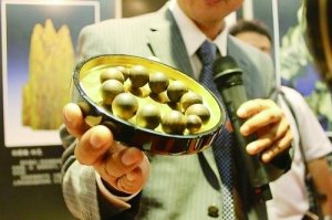 手串是最常见的沉香收藏品，其中的极品价格可达数十万元。