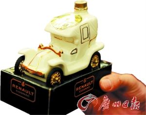 老爷车造型酒版。