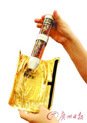 太空回收舱造型酒版。