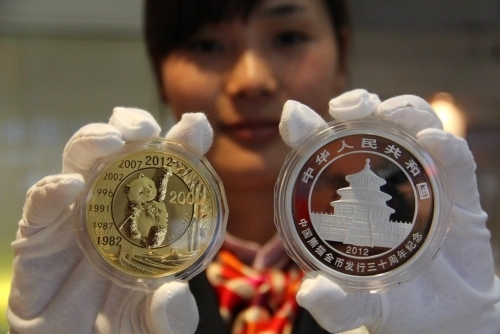 2012年4月11日，在河南钱币有限公司拍摄的中国熊猫金币发行30周年金银纪念币。 图片</p>
<p>
<!--digest begin-->

<!-- 程序自动插入相关股票行情 start -->
<h3>相关公司股票走势</h3><img style=