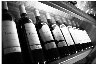 近日，一度火热异常的红酒市场出现调整，拉菲一些年份的酒暴跌50%。业内人士认为，这意味着投资者、收藏者对进口葡萄酒投资热情逐渐趋于理性。