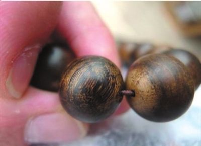 本报讯 上周五，记者前往古玩城和国粹苑，对沉香目前市场价格做了初步调查，由于造假技术泛滥，目前市场90%以上为赝品，真正的奇楠目前价格约为每克5万。