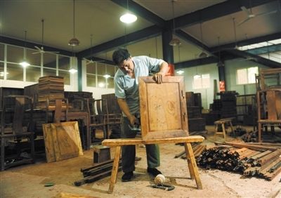 由于海南黄花梨大料基本绝迹，目前均采用一些旧家具老料制作，在元亨利的工厂内，老工人会经过多道工序制作海南黄花梨家具。