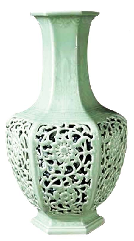 清乾隆外粉青釉浮雕芭蕉叶镂空缠枝花卉纹内青花六方套瓶2005-5-2纽约苏富比4492万港元/RMB47,615,200元