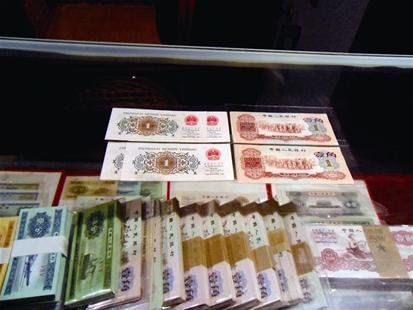 图为：第三套人民币中不同版本的壹角钱 记者王晓摄