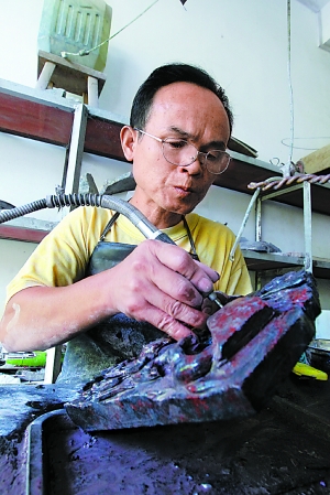 “桂林鸡血玉”又叫桂林鸡血石，产于广西壮族自治区桂林市所辖龙胜各族自治县的蔚青岭北坡和西坡一带。