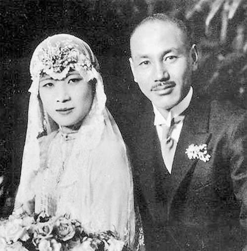 蒋氏夫妇的传奇炒高了蒋宋美龄邮票价格。图为蒋介石与蒋宋美龄结婚照。
