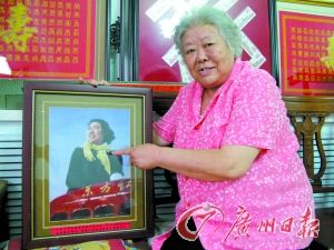 梁军老人是新中国第一位女拖拉机手。晚年的她拿着照片回忆这段激情燃烧的岁月。