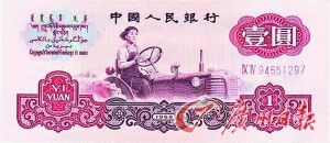 年轻时的梁军“将拖拉机开到人民币上”。