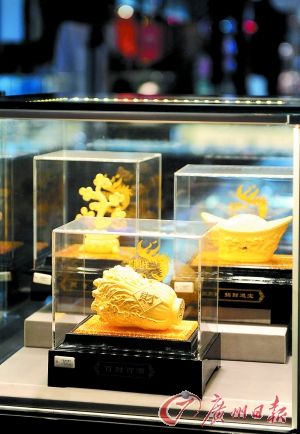 黄金产品持续热卖。记者王燕 摄