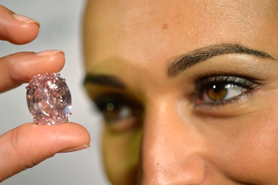 “粉红之星”(Pink Star)粉钻当地时间13日在瑞士日内瓦拍卖，这枚罕见的宝石最终以8300万美元成交，写下史上宝石拍卖新高。