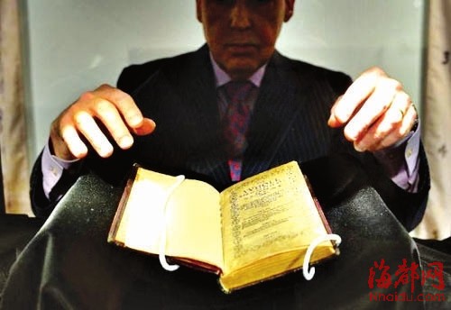 工作人员展出《海湾圣诗》模本