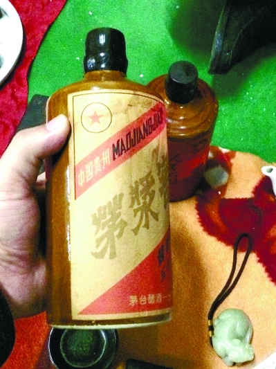 在长沙天心阁收藏市场上销售的老酒。 记者 梁兴 摄