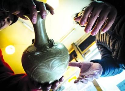 记者花300元从东台路古玩市场购入一只陶瓷花瓶，被拍卖中介鉴定为“珍贵古董”。
