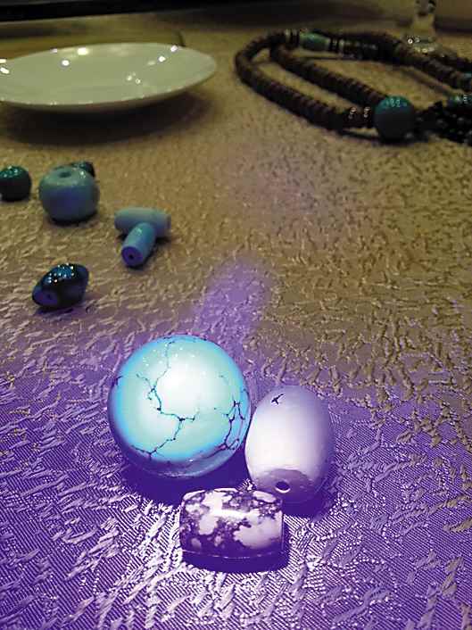 紫荧光灯鉴别法：原矿在荧光灯的照射下颜色比较暗，优化过的颜色会比较亮