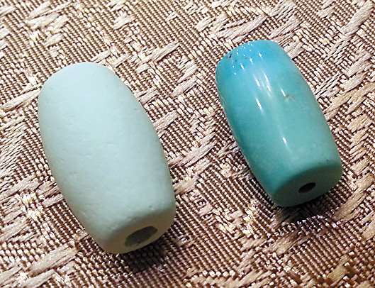 同样颜色的原矿，泡水后(右)颜色明显变深