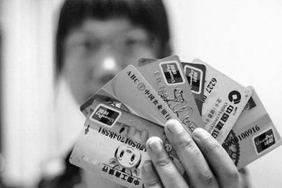 随着价格不断上涨，银行卡已成收藏界的新宠。 资料图