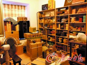 阿莱的茶房堆满了各种茶品。